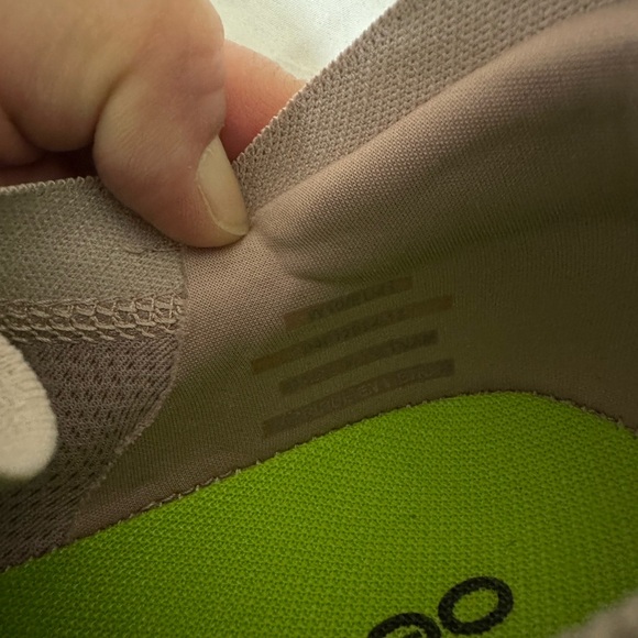 Oofos sneaker size 10 - Picture 12 of 13